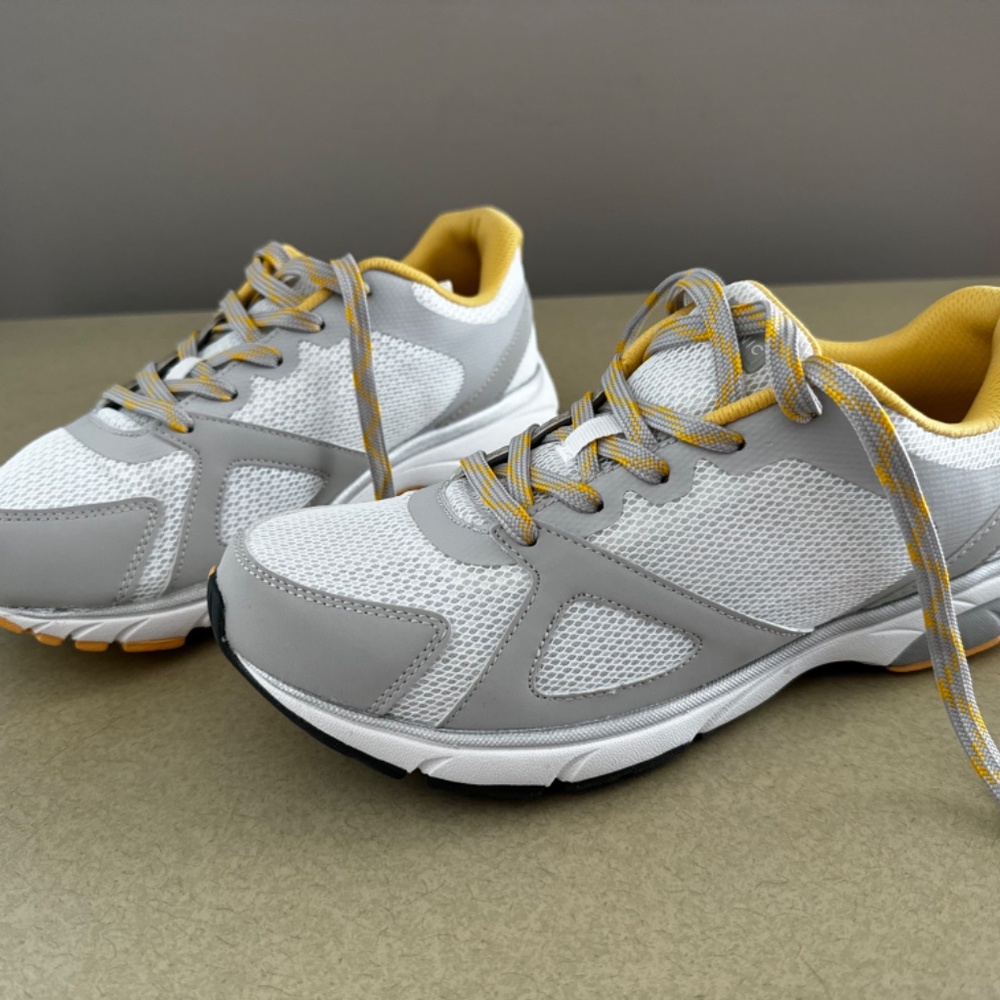 Vionic Tokyo Sneakers  - Women's Wide Size 10W - New in Box